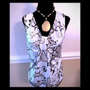 NY and Company tip-size M (necklace not included!)